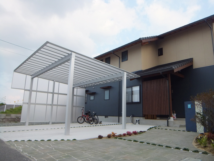 カーポートには自転車を置くこともできます カーポート 松江市 N様邸 ホームデコ 鳥取県 島根県でエクステリアのことならご相談下さい