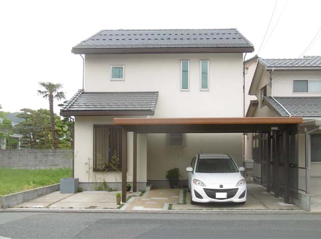 玄関ポーチとの配置を考慮したカーポート設置 カーポート 鳥取市k様邸 ホームデコ 鳥取県 島根県でエクステリアのことならご相談下さい