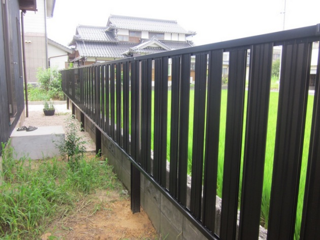 庭の目隠しは風通しの良いものを選びました 目隠しフェンス 安来市t様邸 ホームデコ 鳥取県 島根県でエクステリアのことならご相談下さい